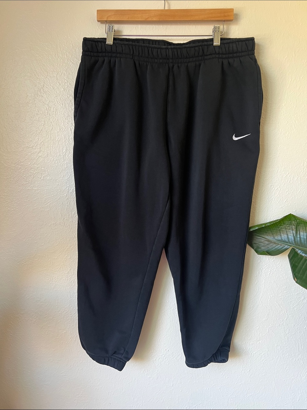 Women’s Nike sweatpants joggers.